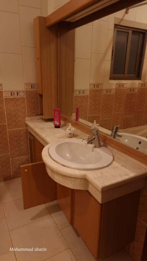 Sbatin Hotel Мадаба Екстериор снимка